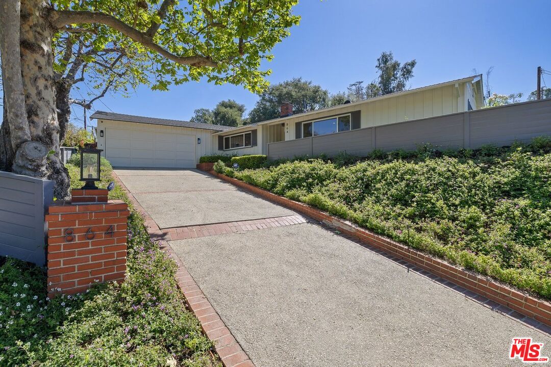 864 Bienveneda Ave