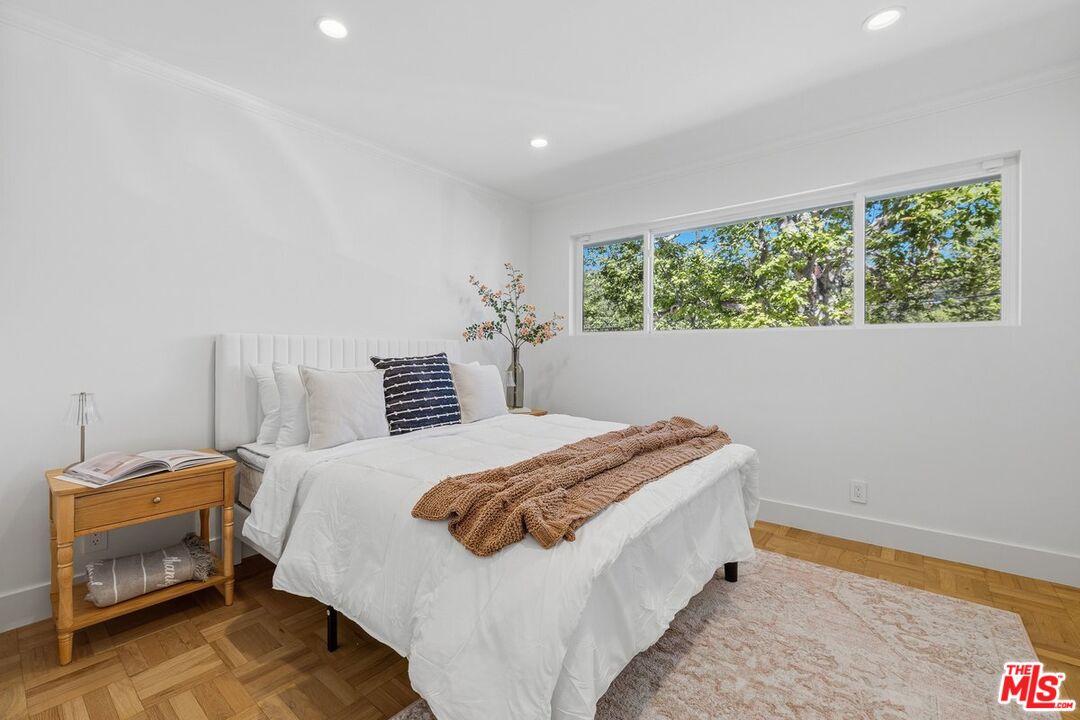 864 Bienveneda Ave