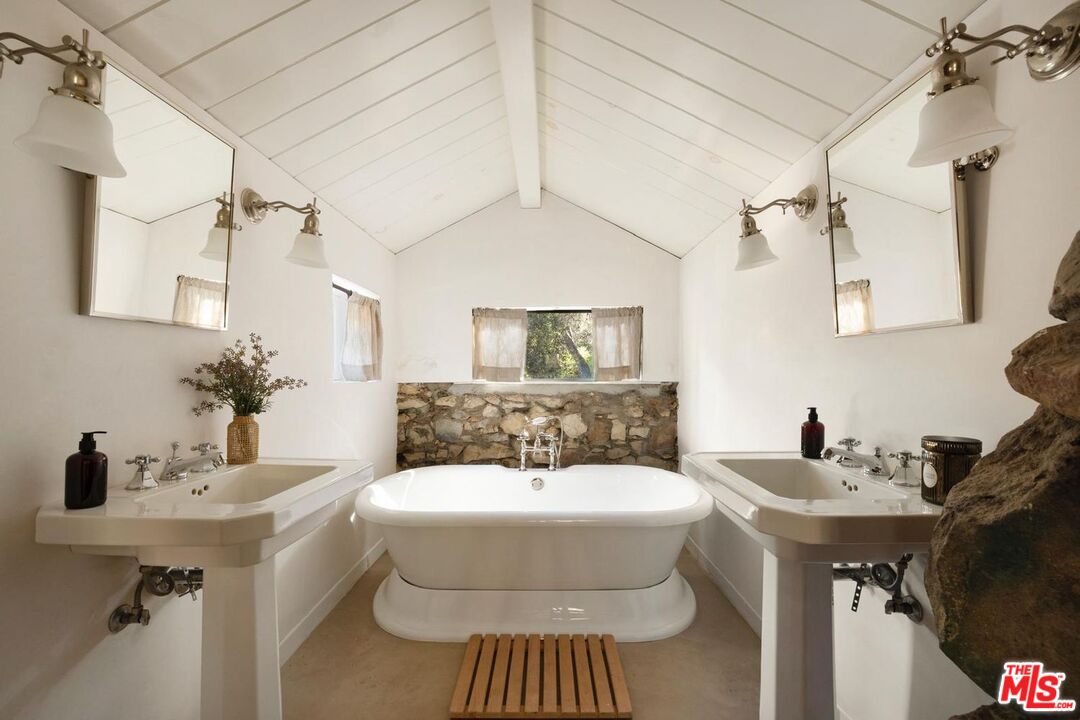 647 Old Topanga Canyon Rd