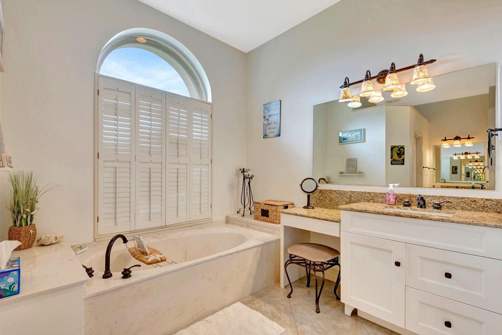 10005 CHERRY HILLS AVENUE CIR