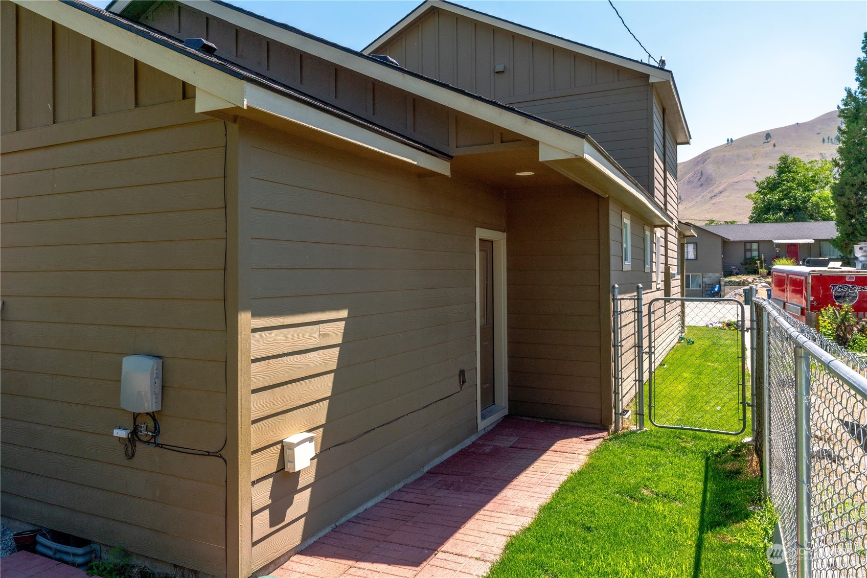 611 A E Okanogan Avenue