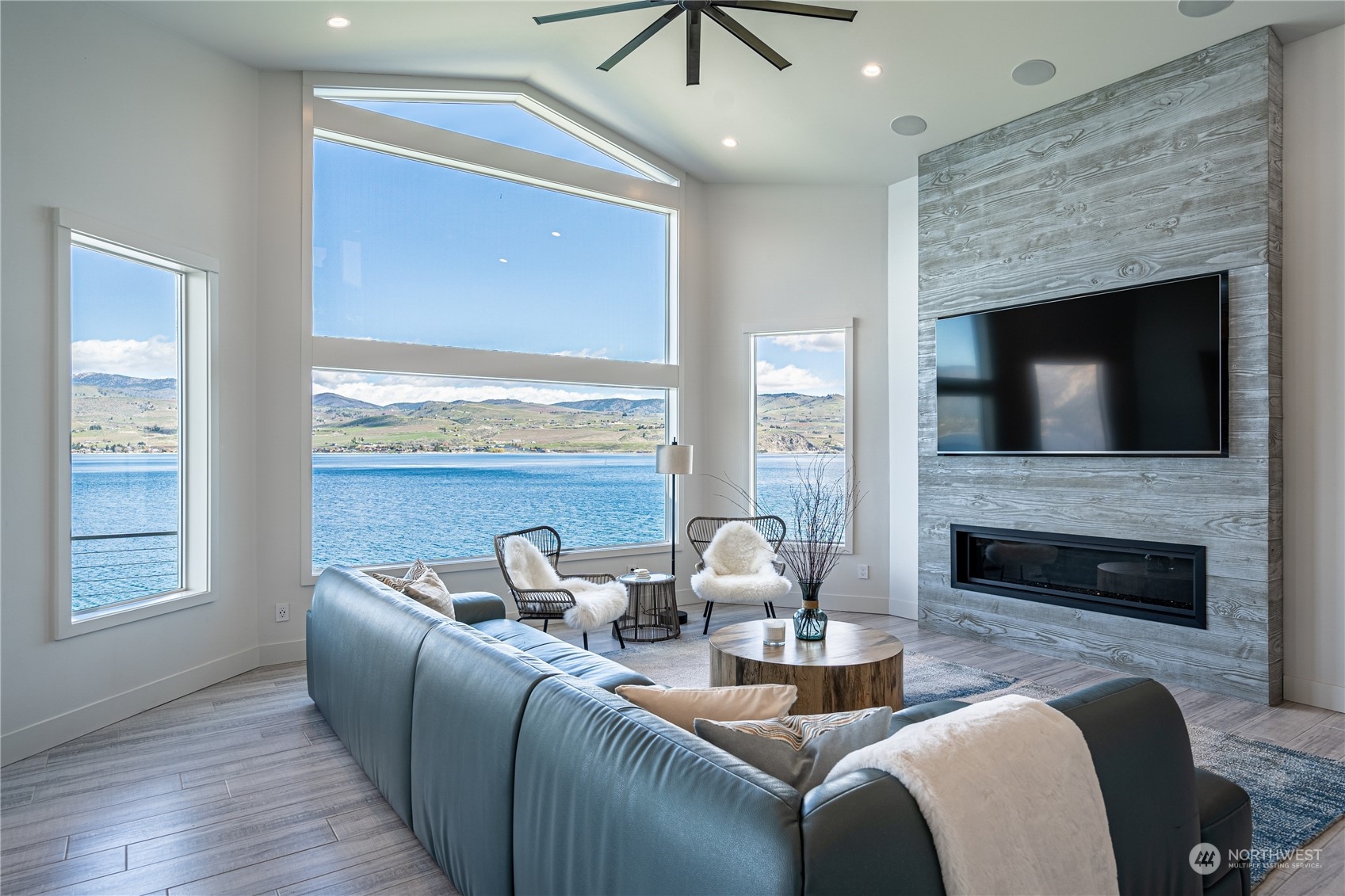 2902 S Lakeshore Road