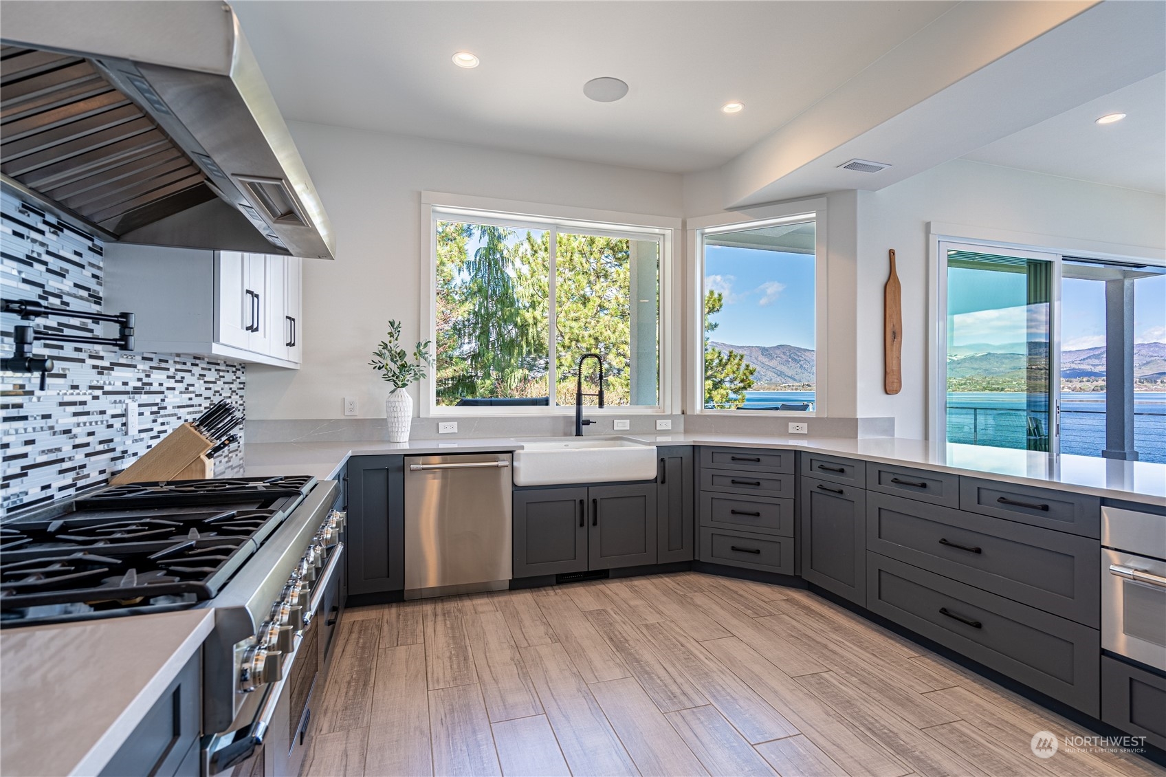 2902 S Lakeshore Road