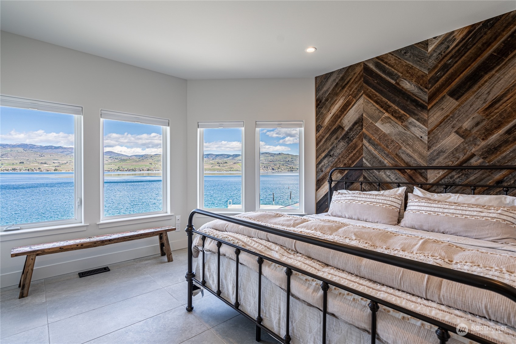 2902 S Lakeshore Road