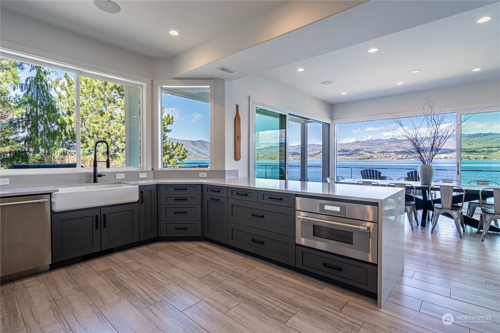 2902 S Lakeshore Road