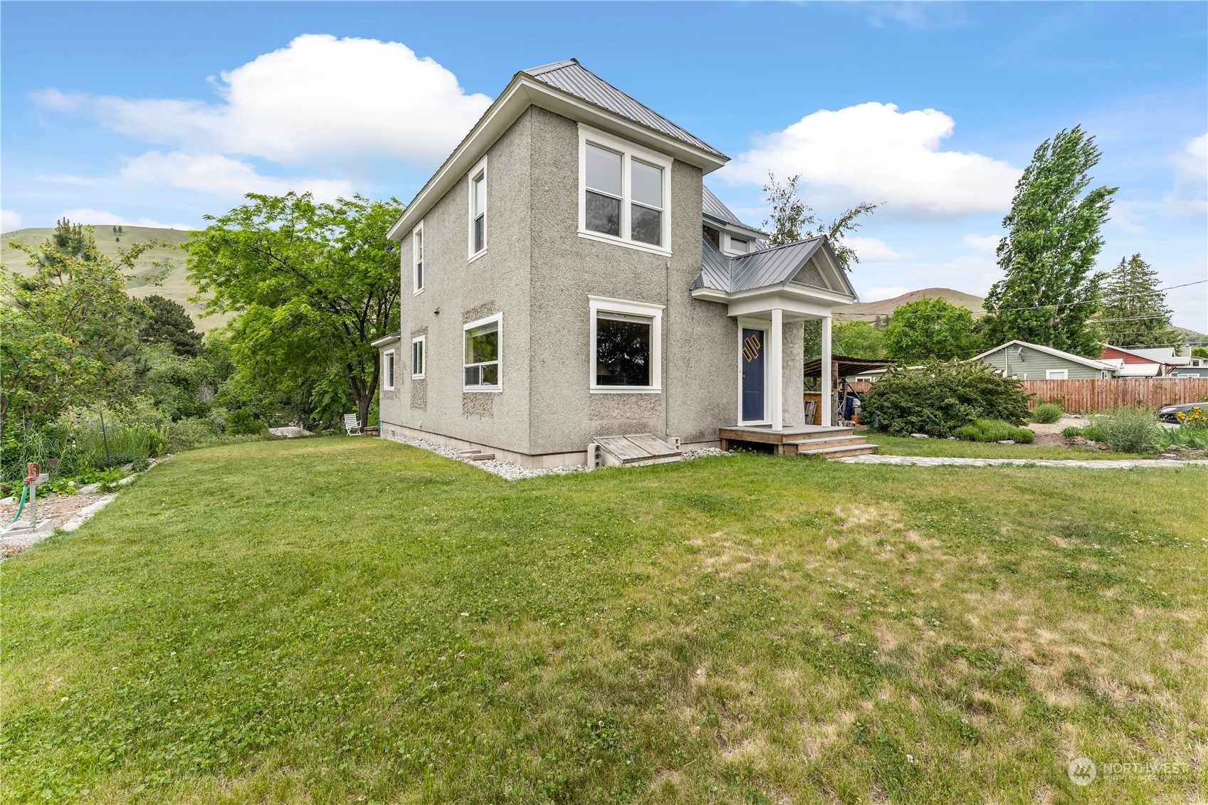 328 E Raymond Street