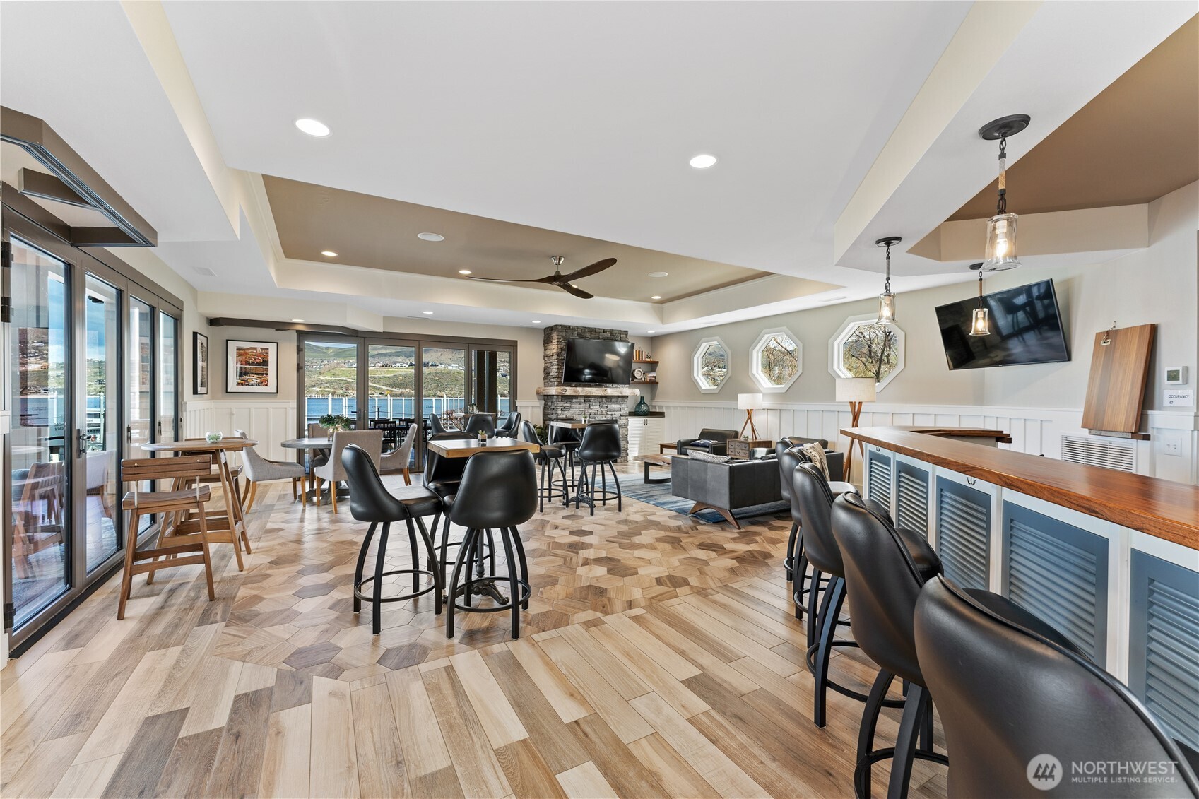 1350 W Woodin Avenue Unit: CDE1&2