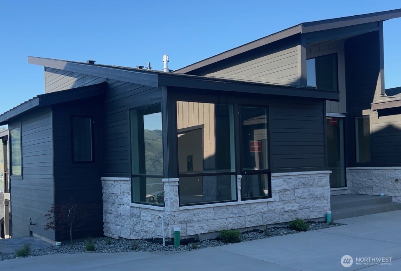 154 Apple Avenue