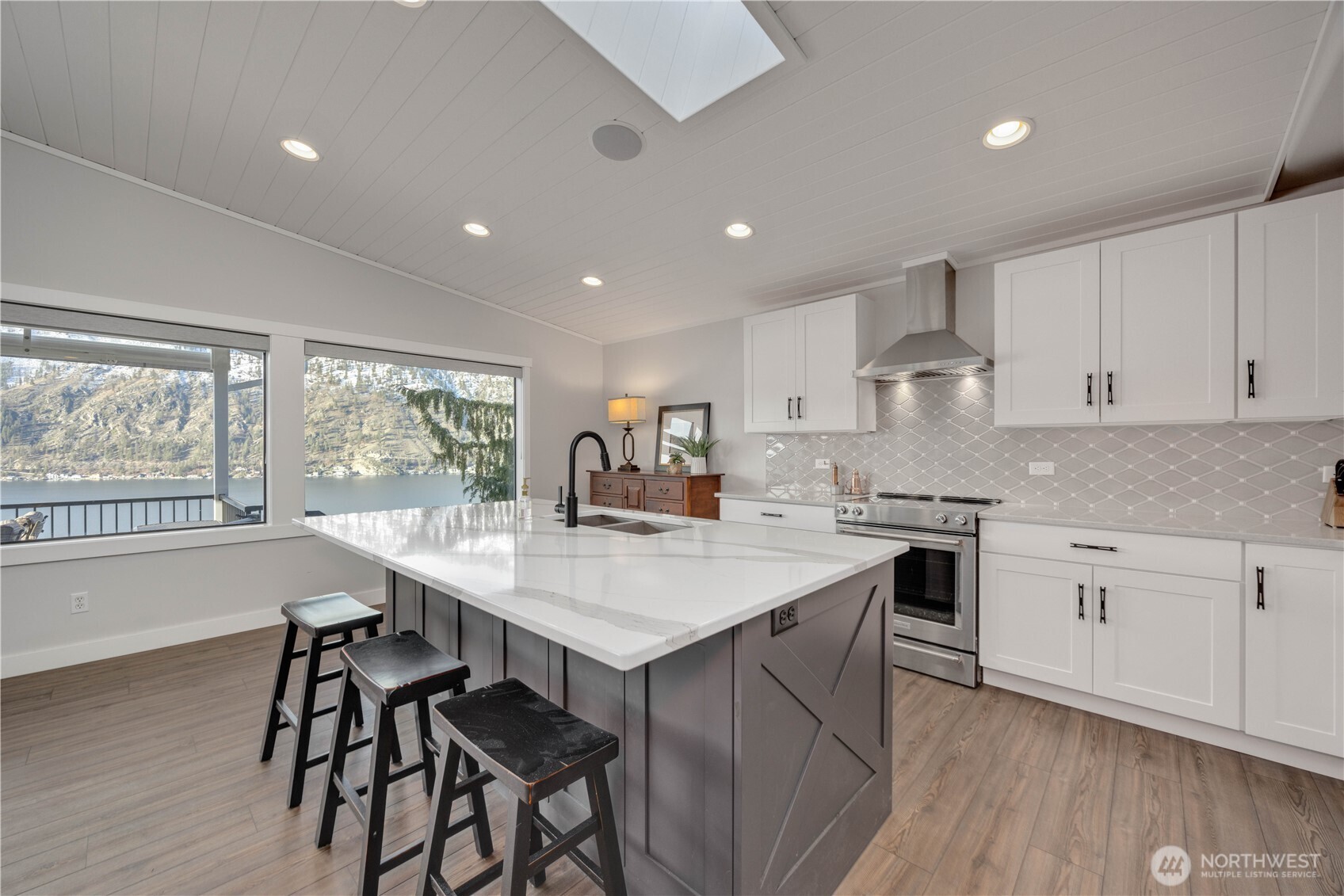 2885 Lakeshore Drive