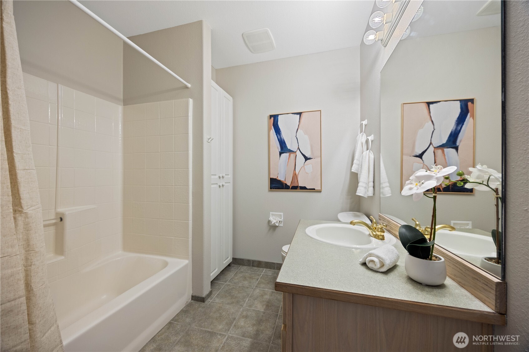 2307 W Woodin Avenue Unit: 1E