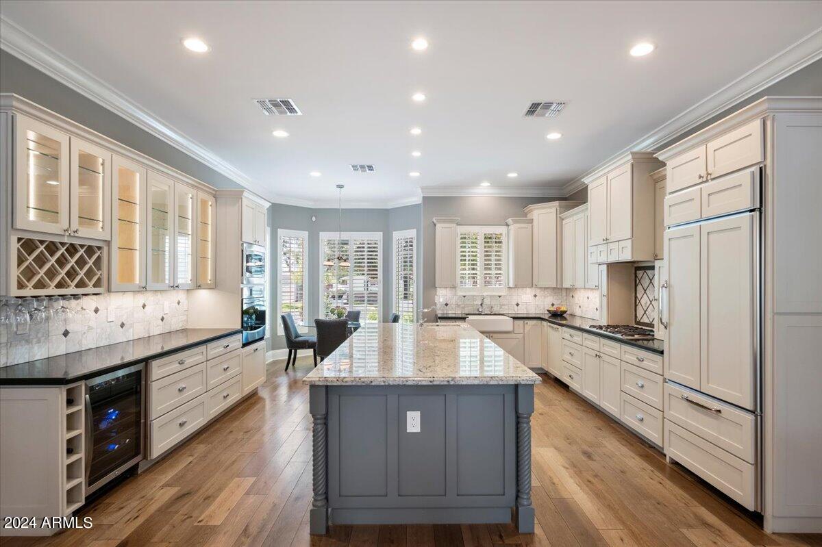 3216 E COLTER Street