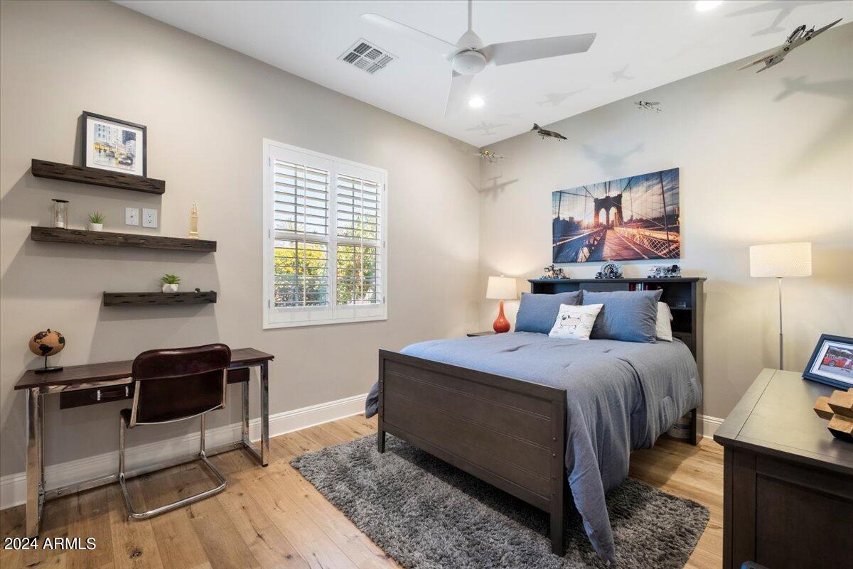 3216 E COLTER Street