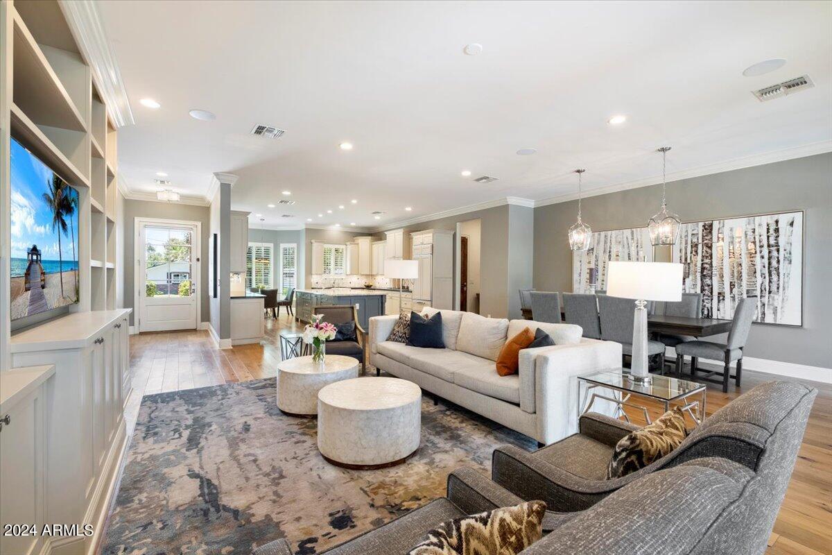 3216 E COLTER Street