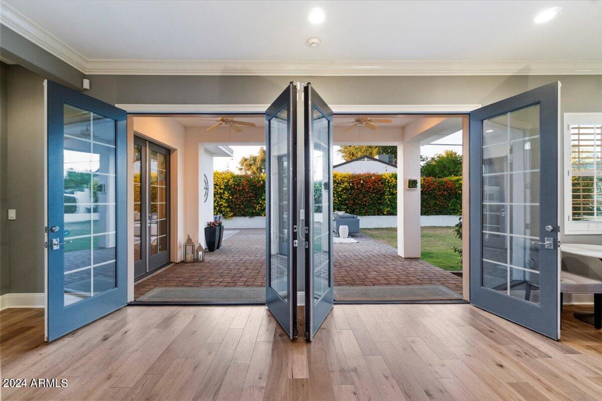 3216 E COLTER Street