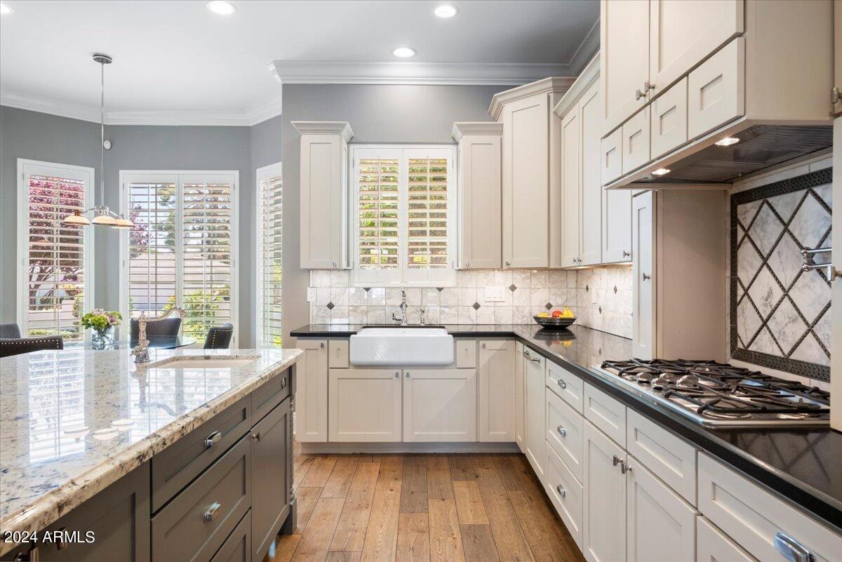 3216 E COLTER Street