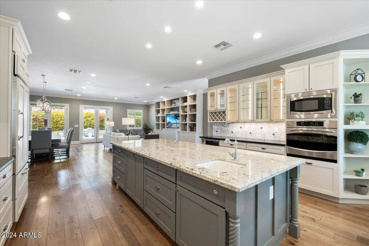 3216 E COLTER Street