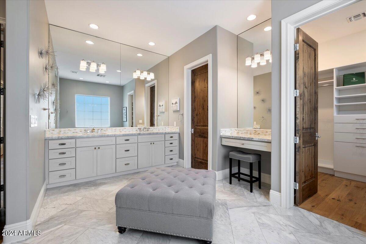 3216 E COLTER Street