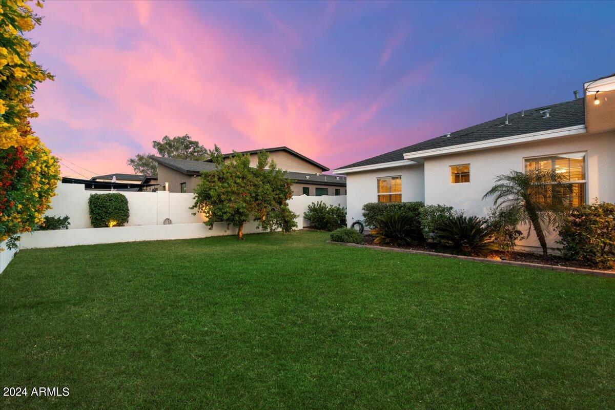 3216 E COLTER Street