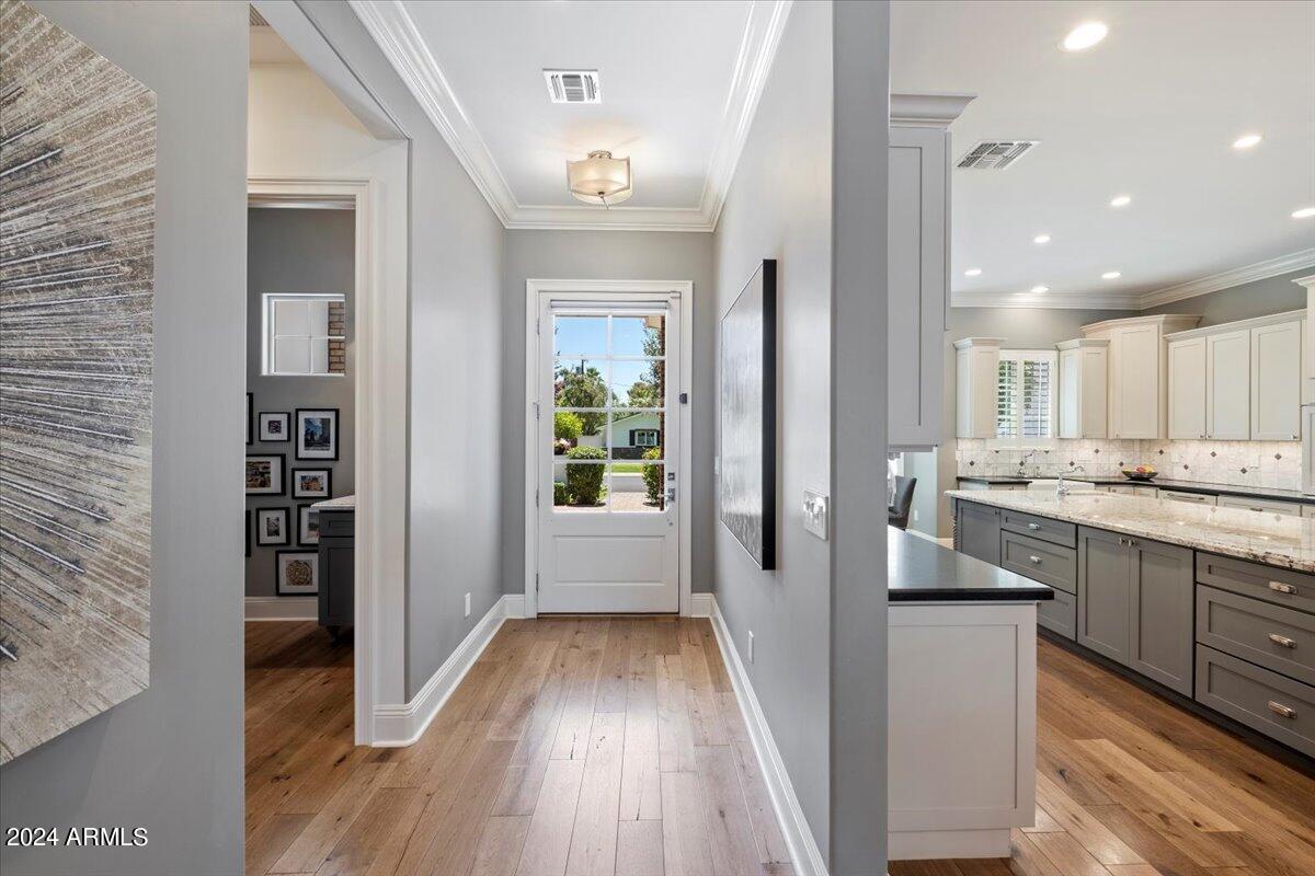 3216 E COLTER Street