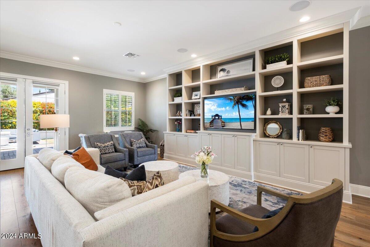 3216 E COLTER Street