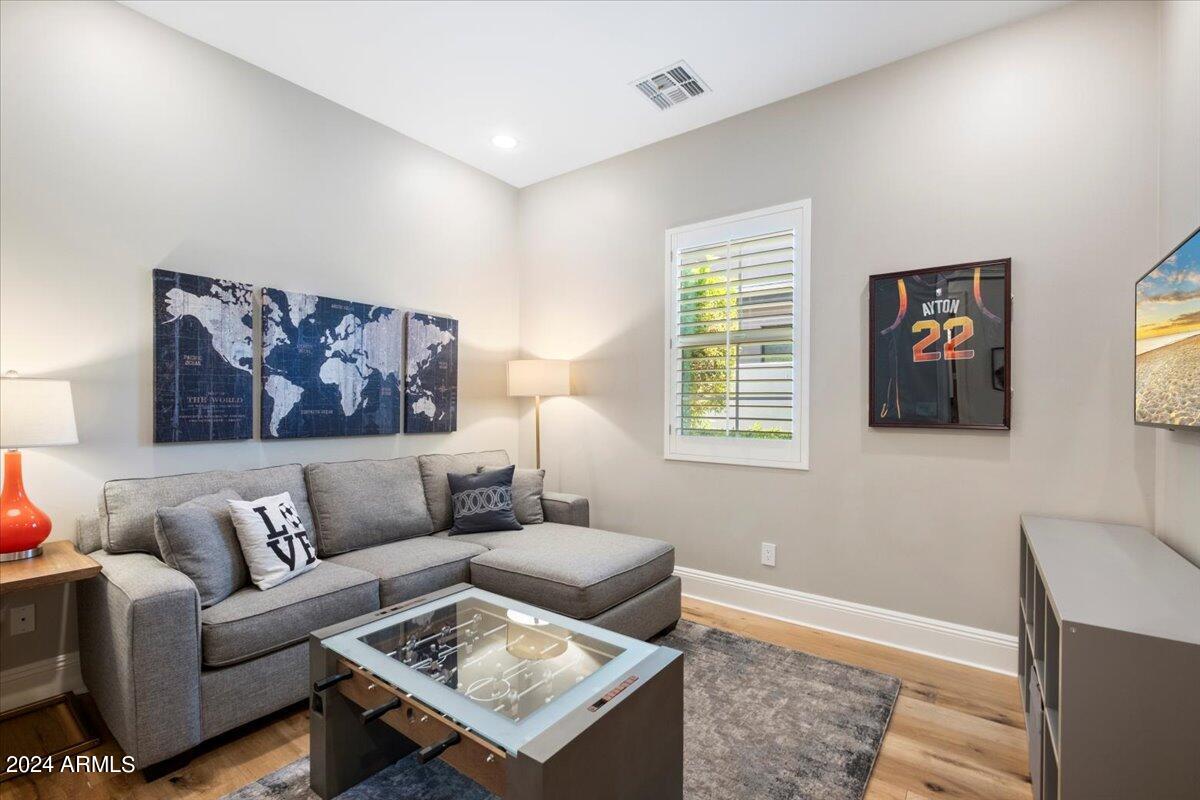 3216 E COLTER Street