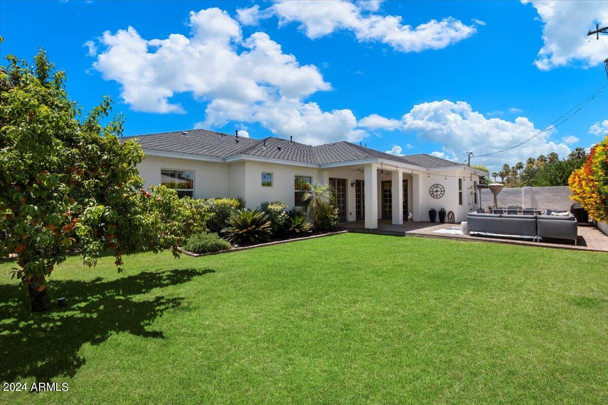 3216 E COLTER Street