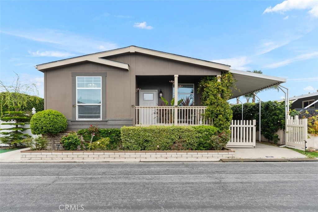 3595 Santa Fe Avenue 90