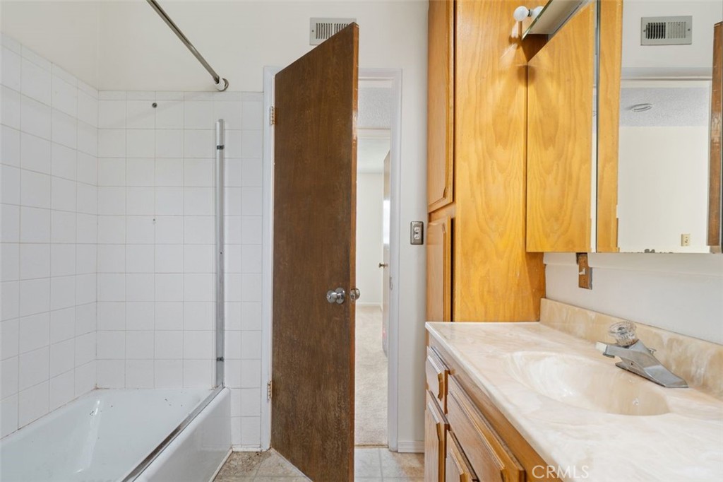 1990 Avenida Feliciano