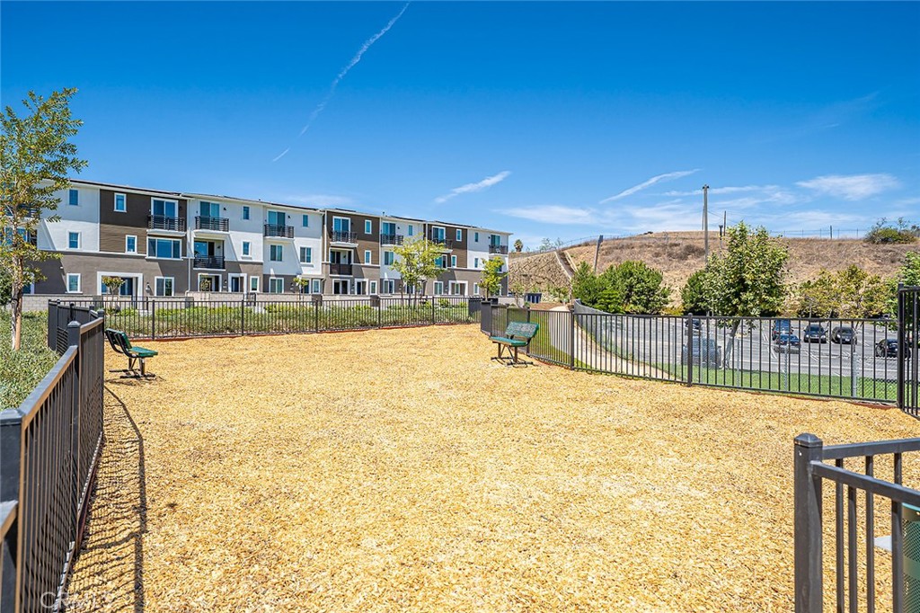 1425 W Sunrise Lane