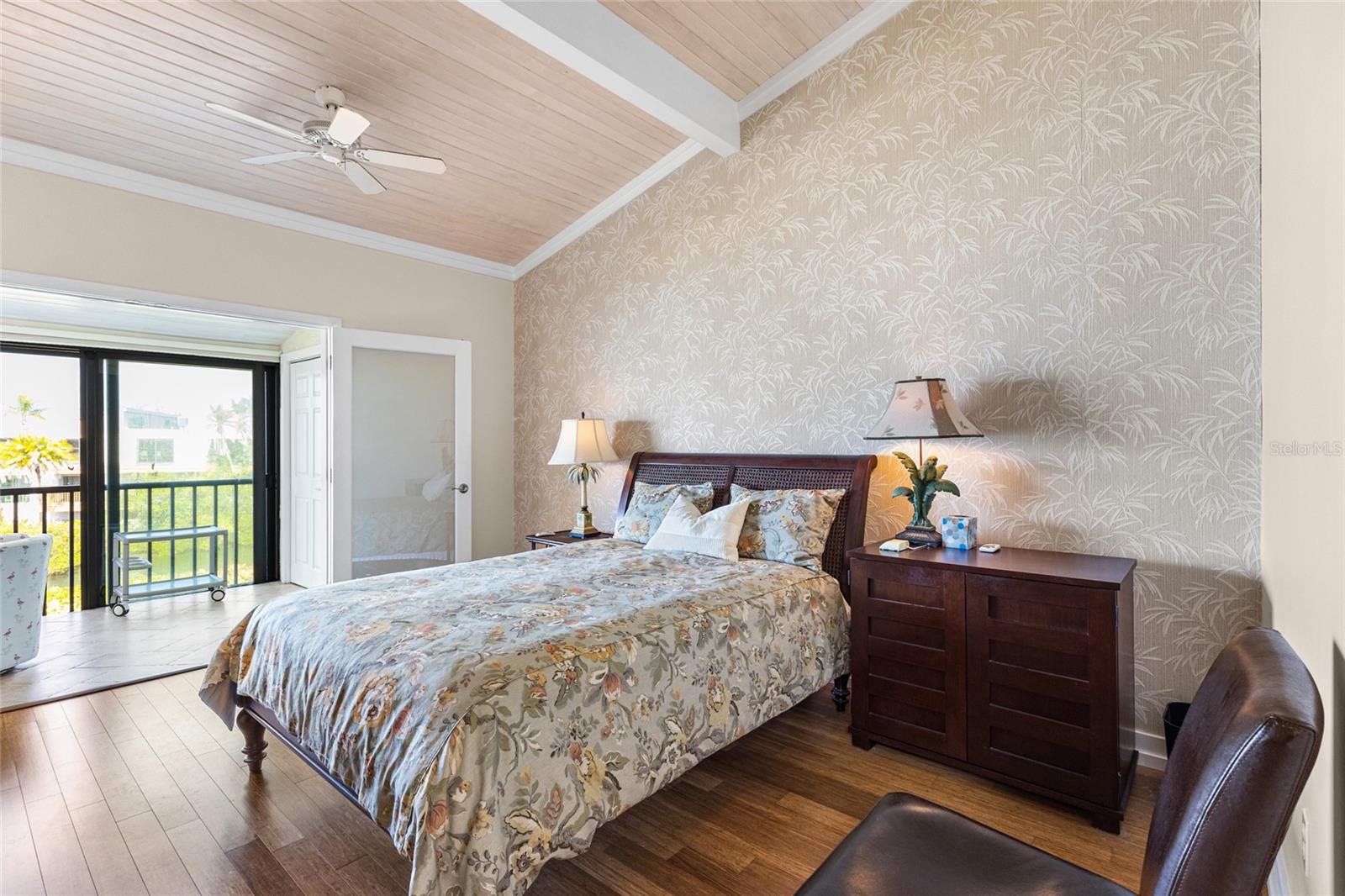 1515 PELICAN POINT DR #284