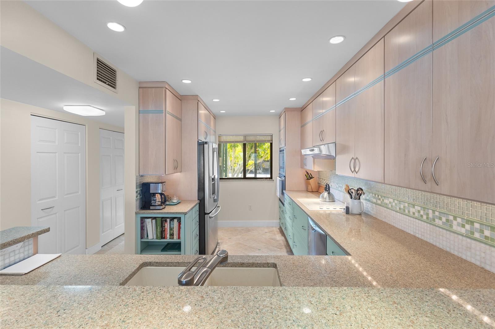 1515 PELICAN POINT DR #284