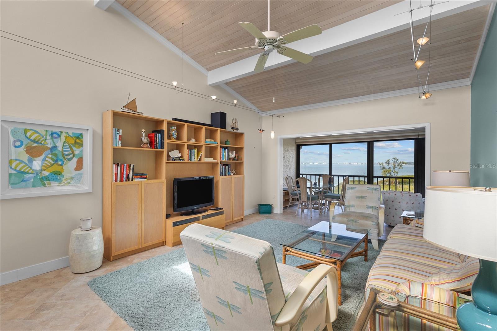 1515 PELICAN POINT DR #284