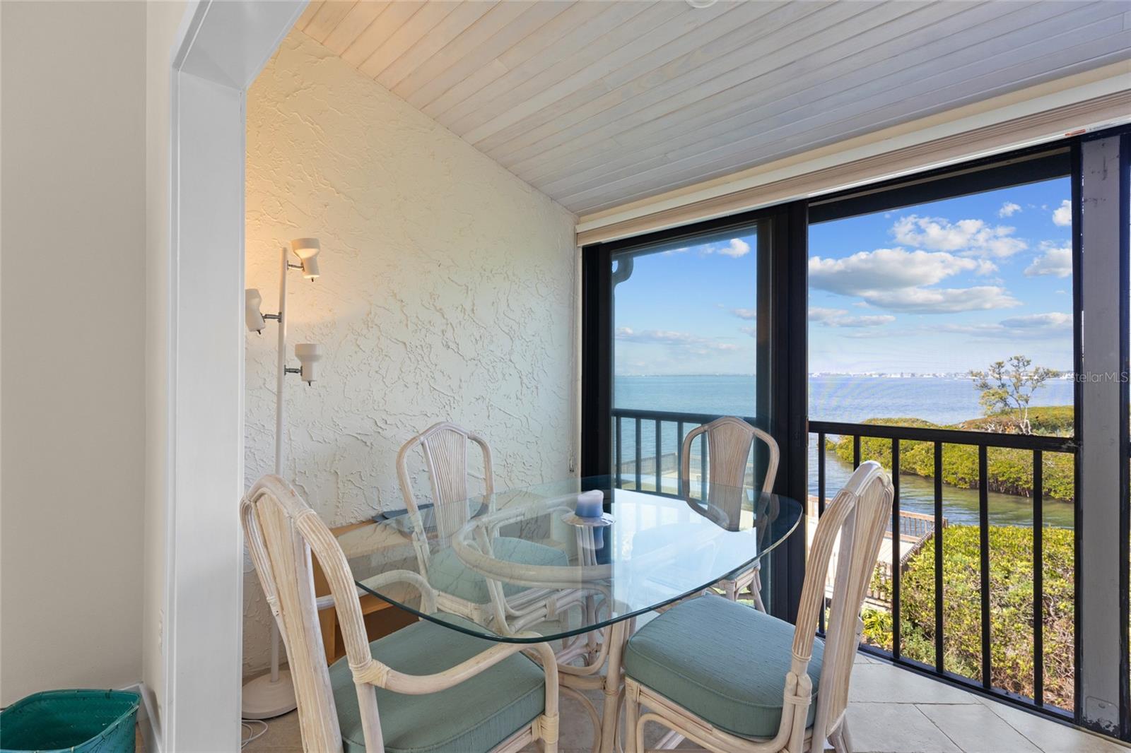 1515 PELICAN POINT DR #284