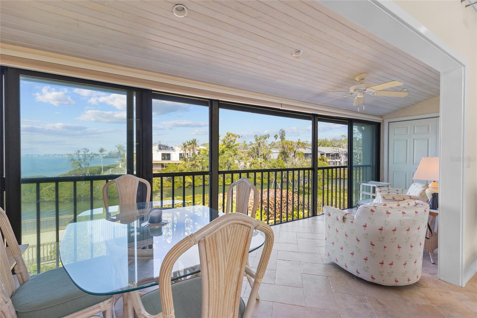 1515 PELICAN POINT DR #284