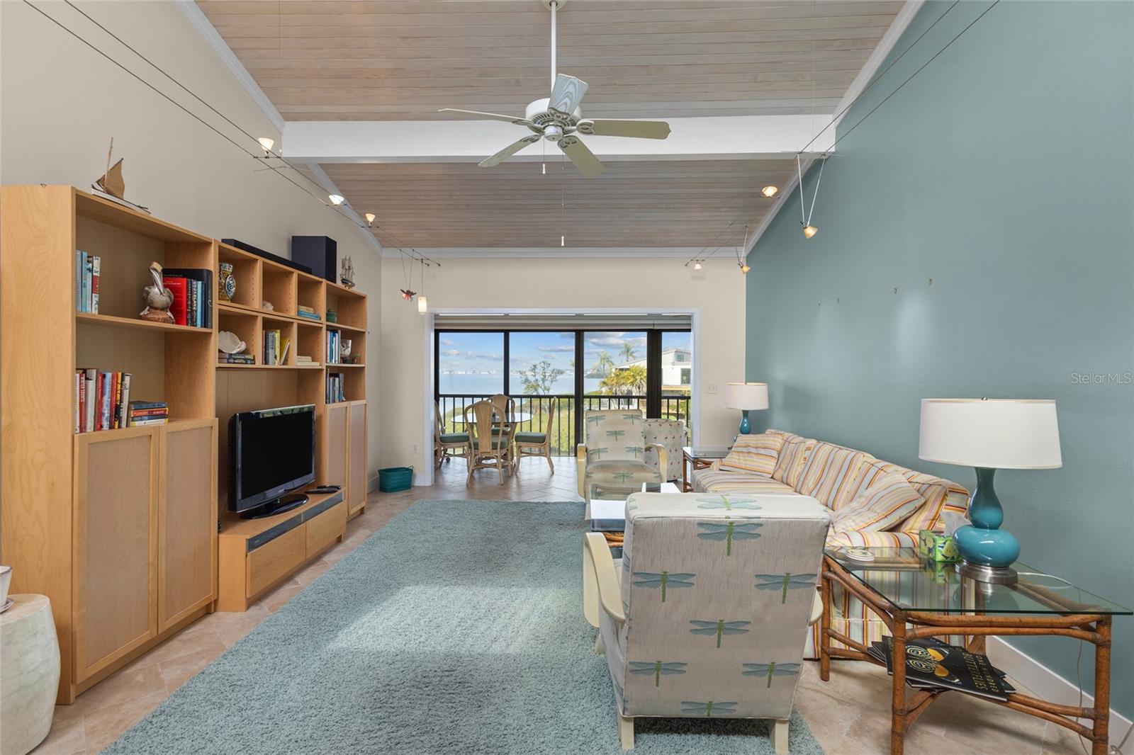 1515 PELICAN POINT DR #284