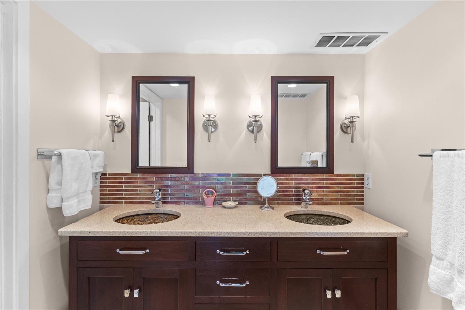 1515 PELICAN POINT DR #284