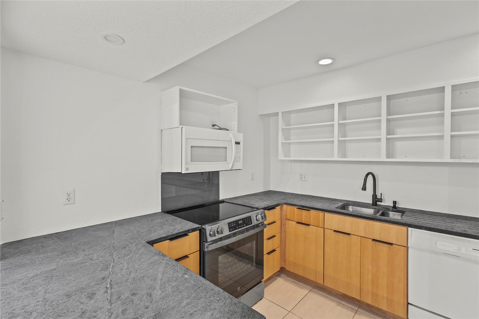 1511 PELICAN POINT DR #279