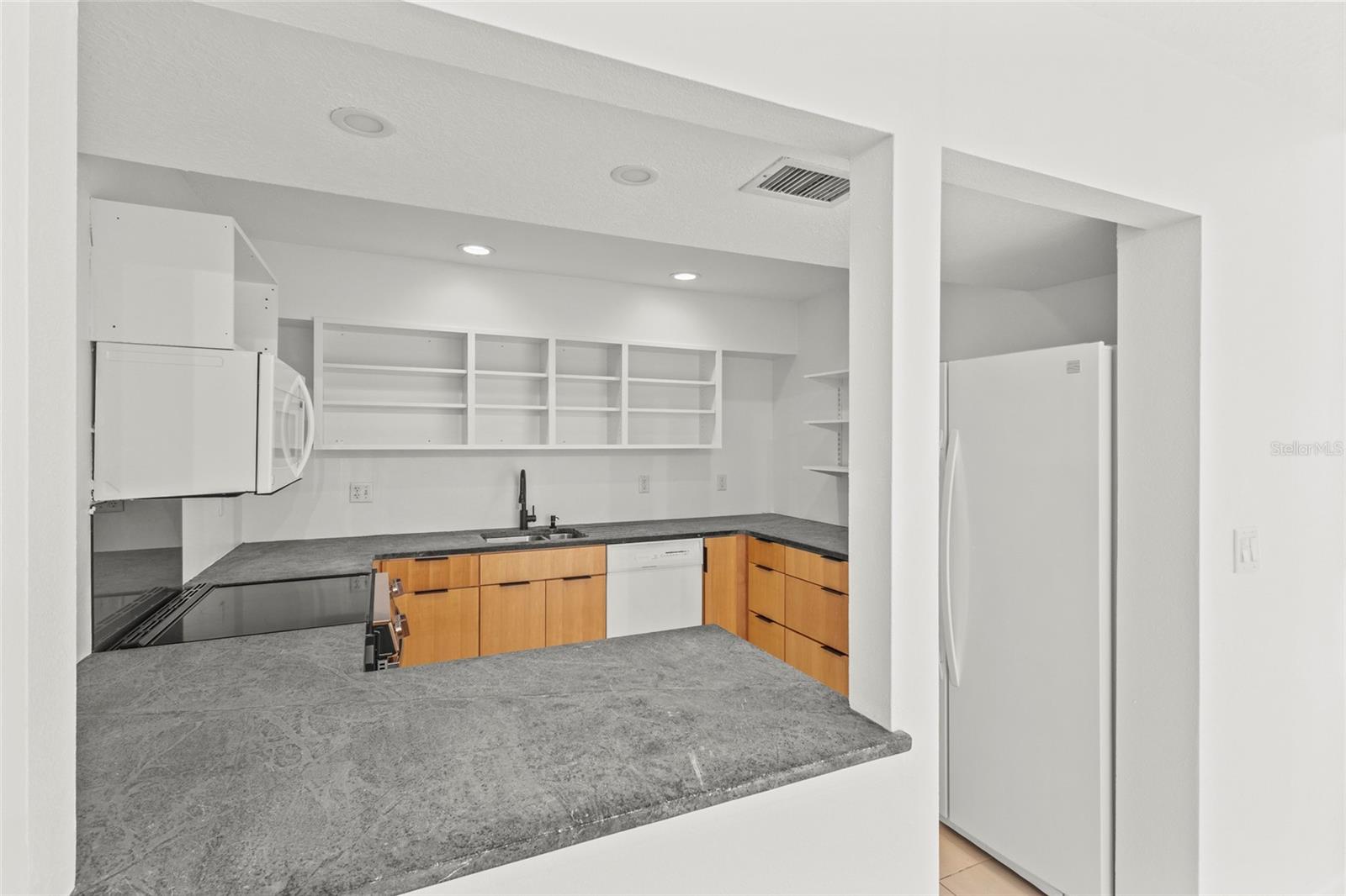 1511 PELICAN POINT DR #279