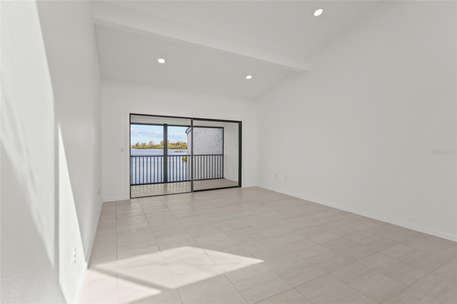 1511 PELICAN POINT DR #279