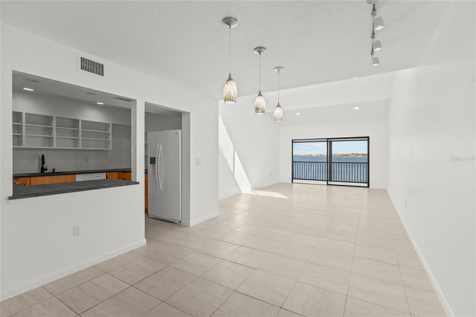 1511 PELICAN POINT DR #279