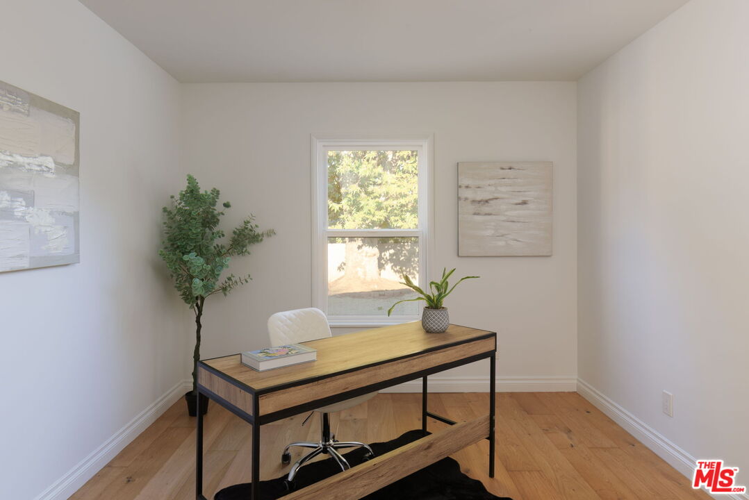 596 N Sierra Madre Blvd