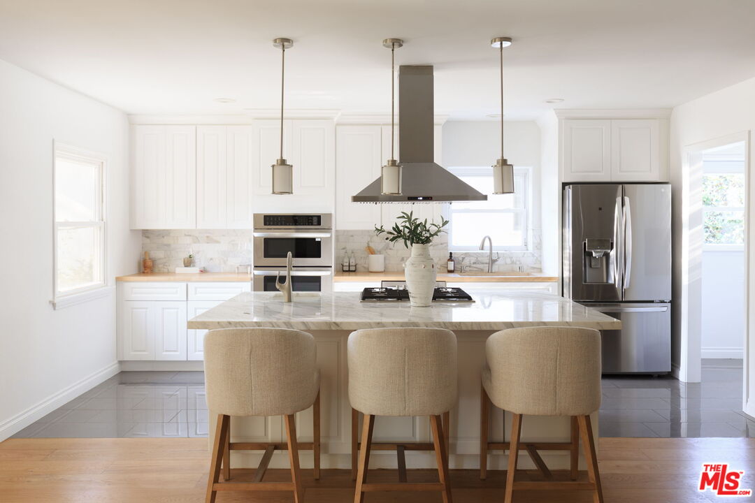 596 N Sierra Madre Blvd