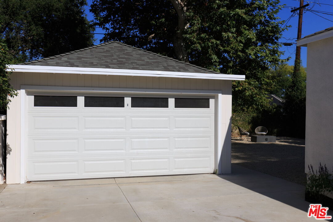 596 N Sierra Madre Blvd