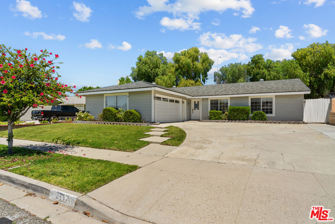 2517 E Phyllis St