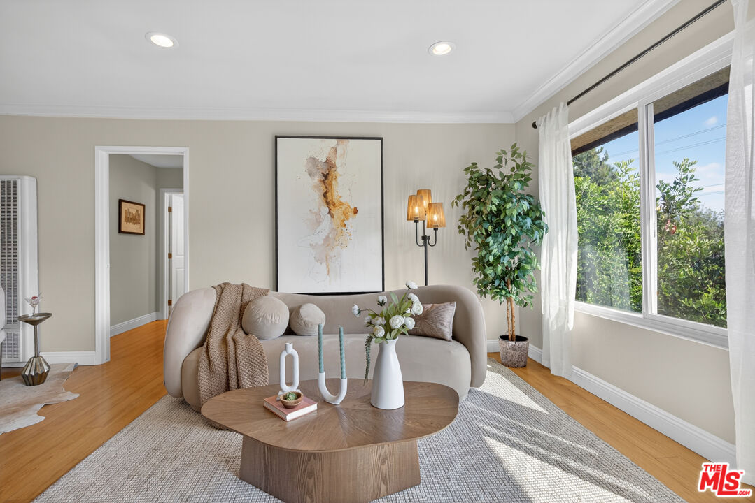 3907 La Crescenta Ave Unit: 203