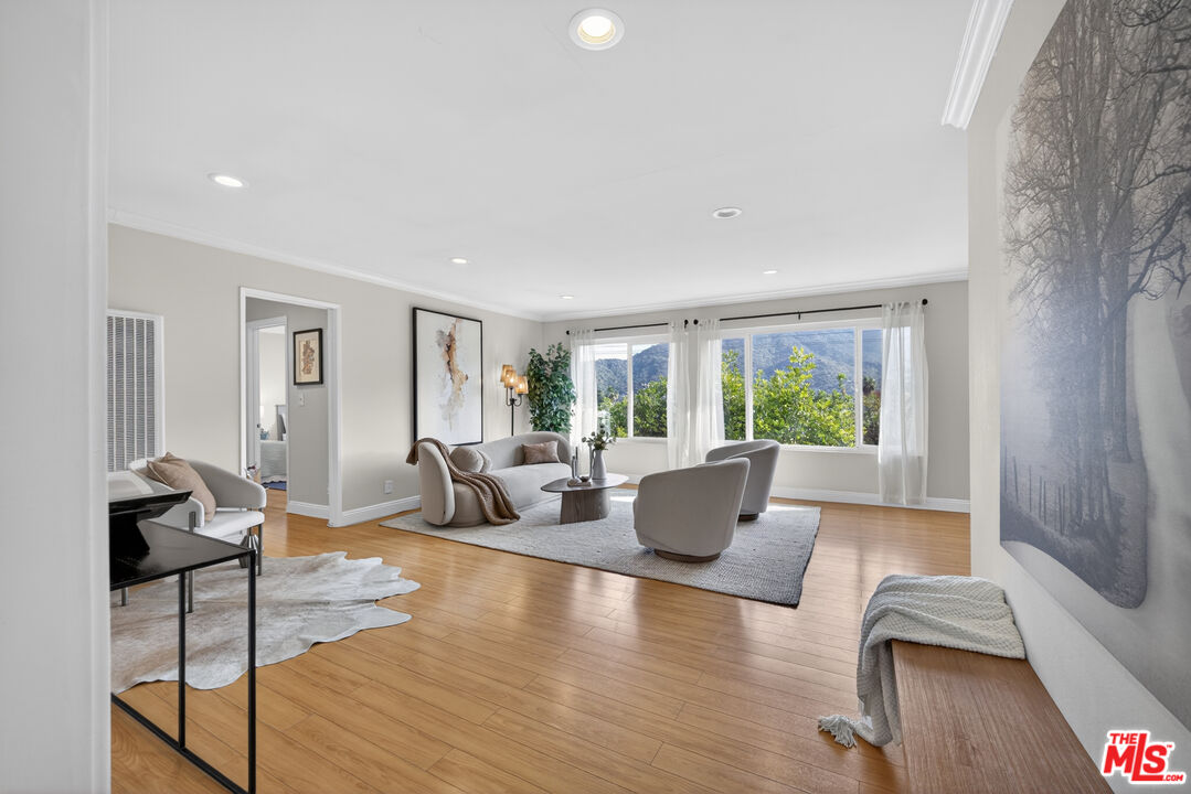3907 La Crescenta Ave Unit: 203