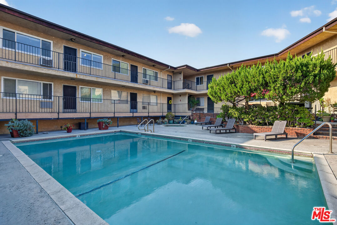 3907 La Crescenta Ave Unit: 203