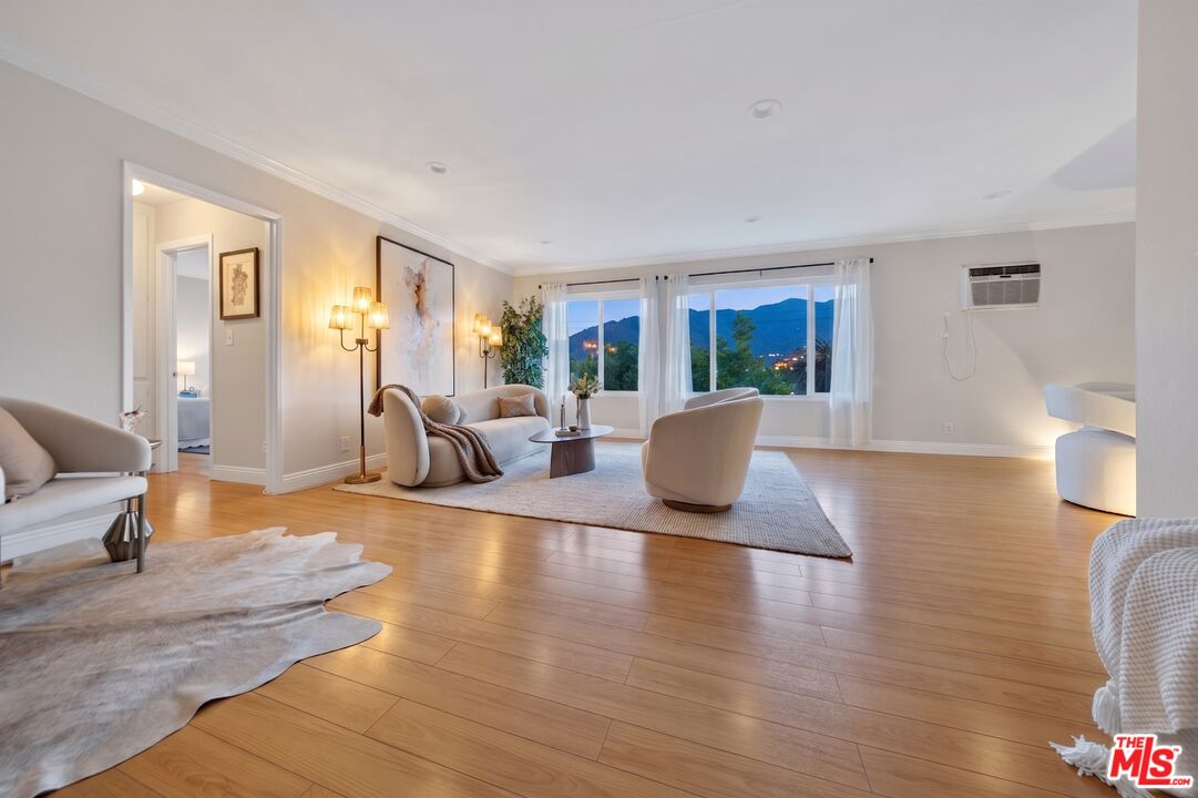 3907 La Crescenta Ave Unit: 203