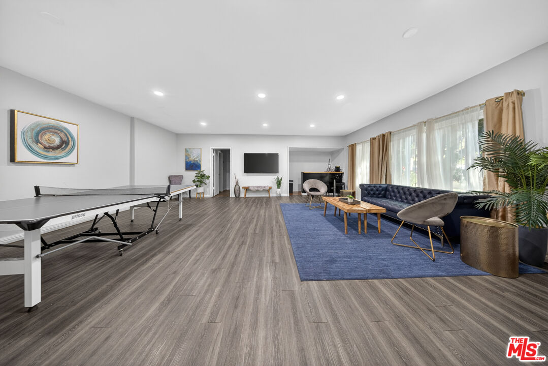 3907 La Crescenta Ave Unit: 203