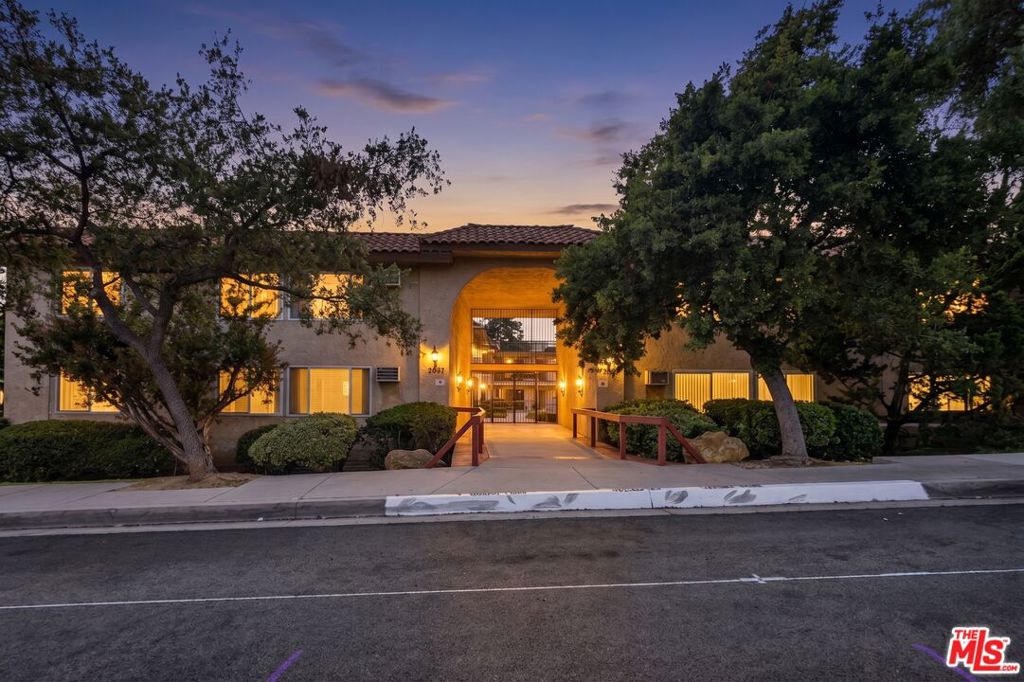 3907 La Crescenta Avenue 203
